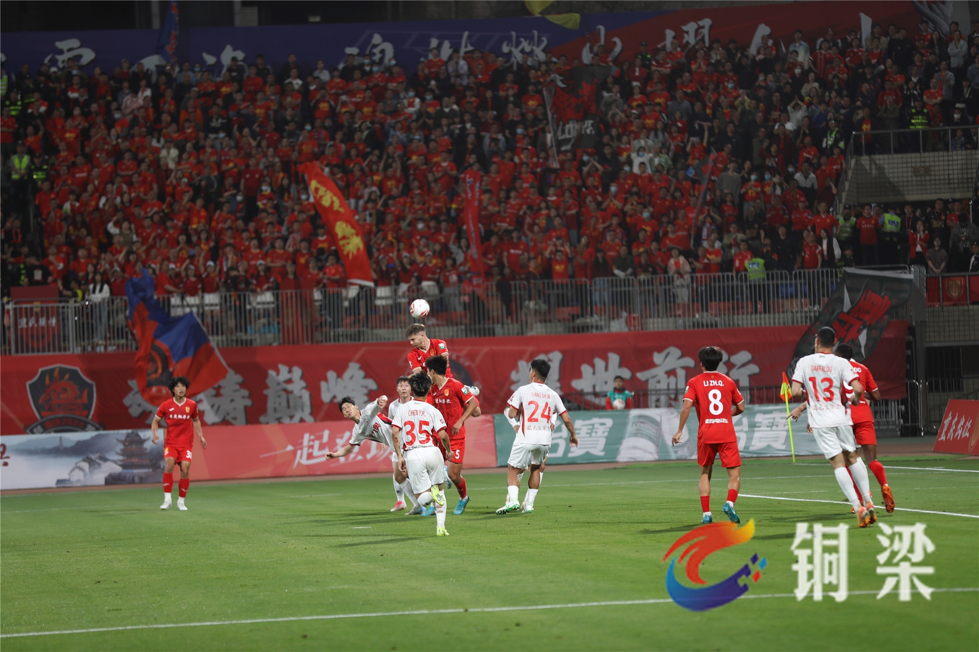 比赛现场火爆异常，球迷们为球队呐喊加油