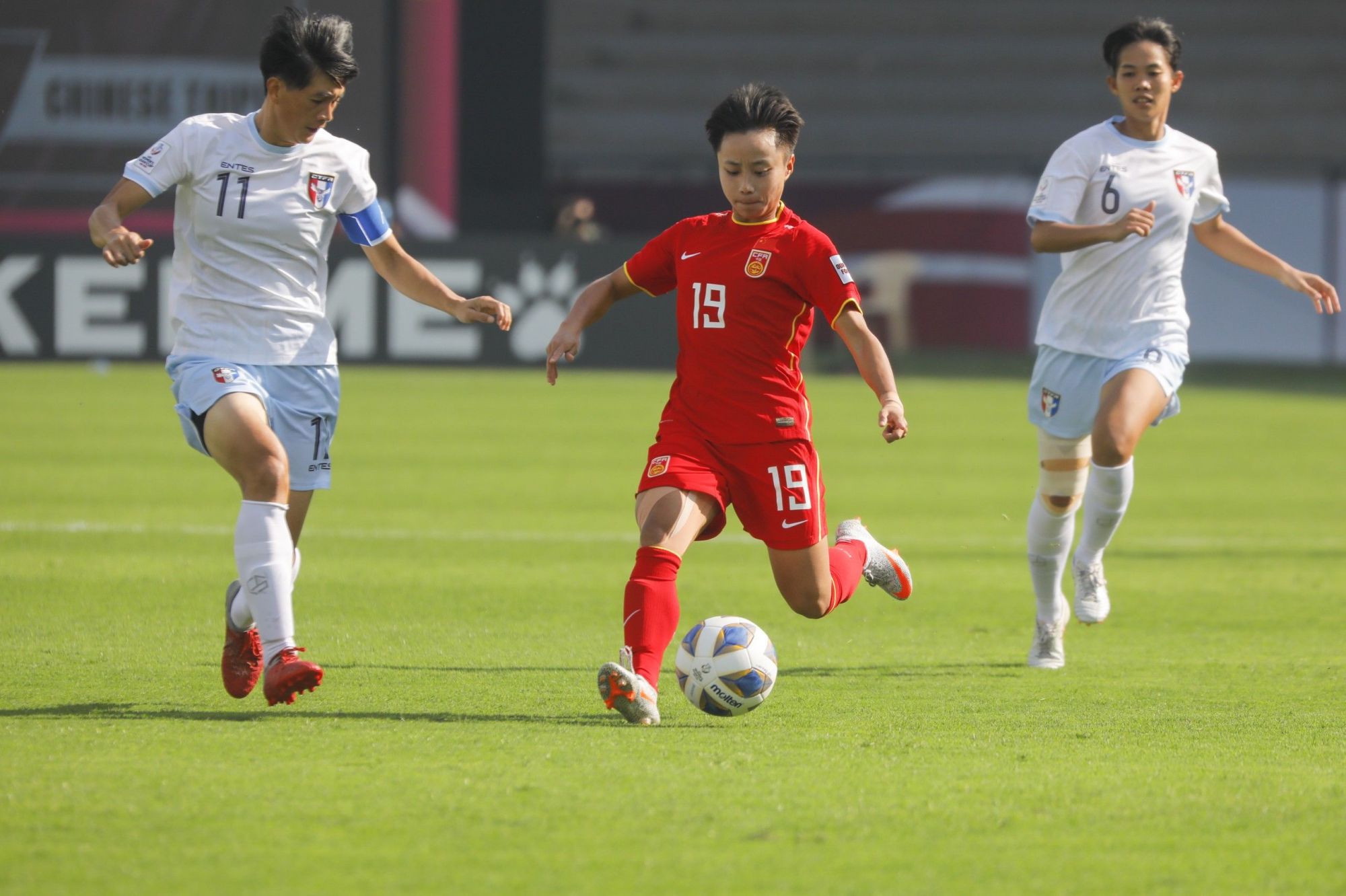 中国女足球员在国际比赛中表现亮眼