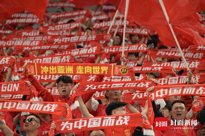 紧张激烈的比赛，球迷心情激动
