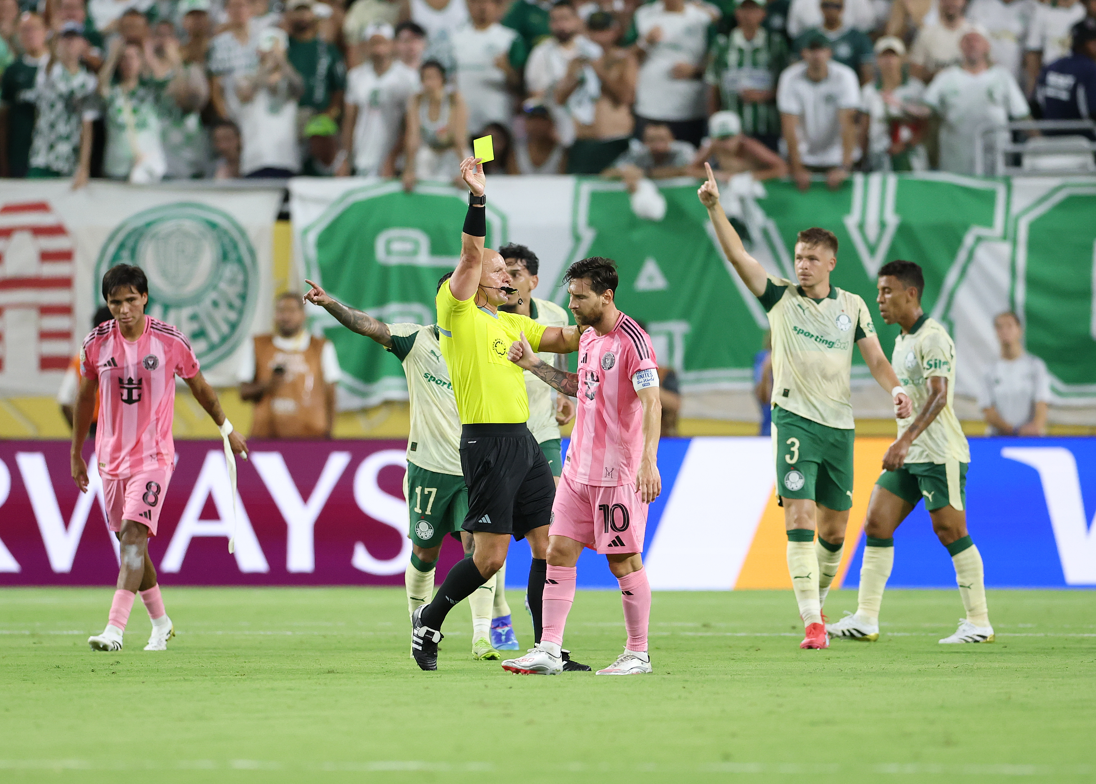 国际级足球比赛成为顶尖聚焦