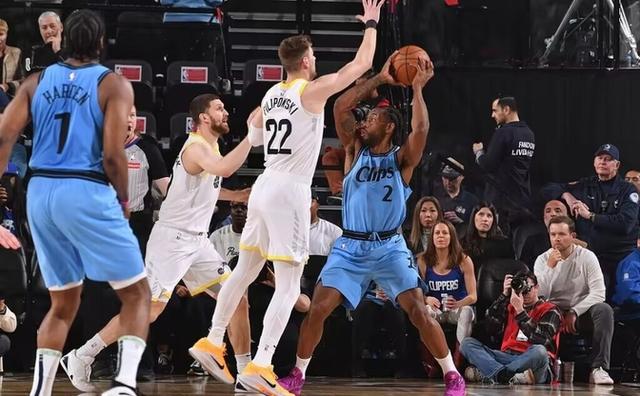 快船战胜爵士,止步四连败 快船战胜爵士,止步四连败