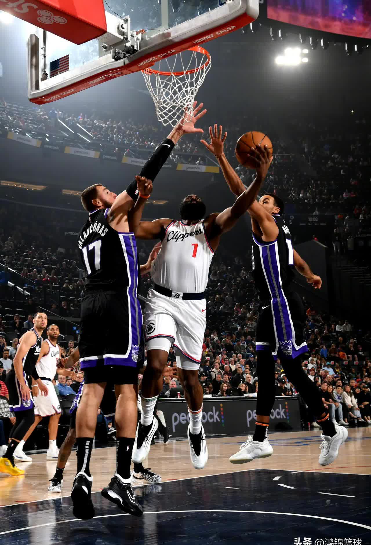 火箭遭遇季后赛遇袭，哈登三双无助球队取胜