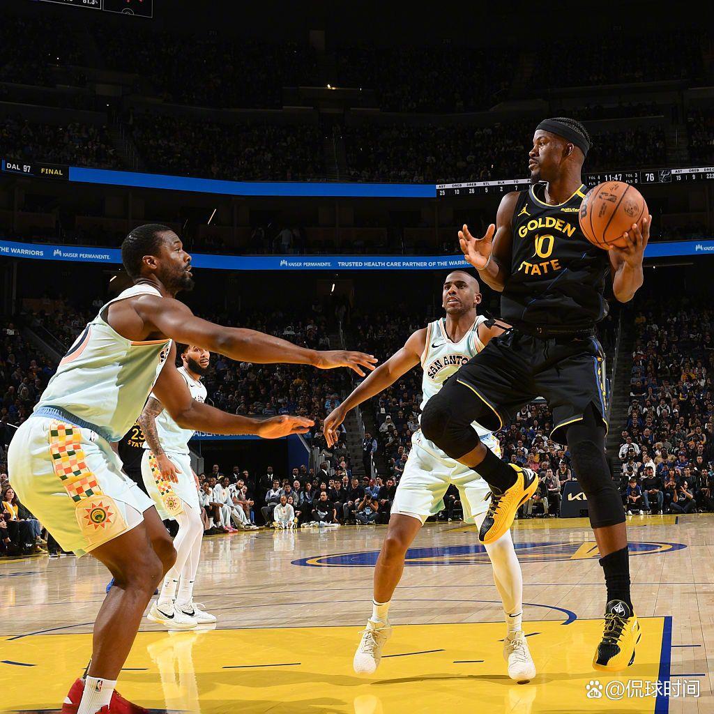 勇士压哨三分得手,逆转获胜 勇士压哨三分得手,逆转获胜