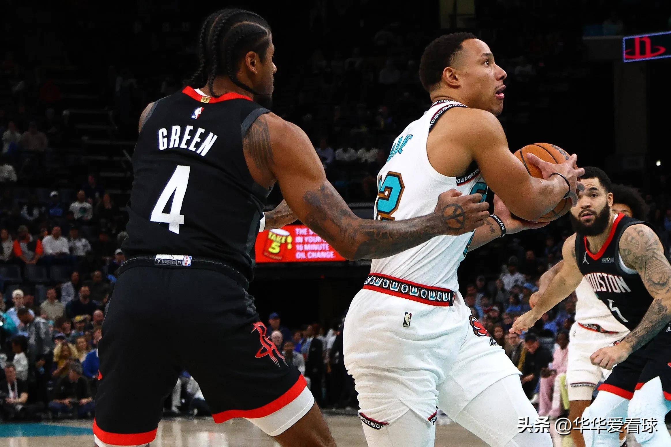 关于湖人主场大胜火箭，登顶西部排名的信息