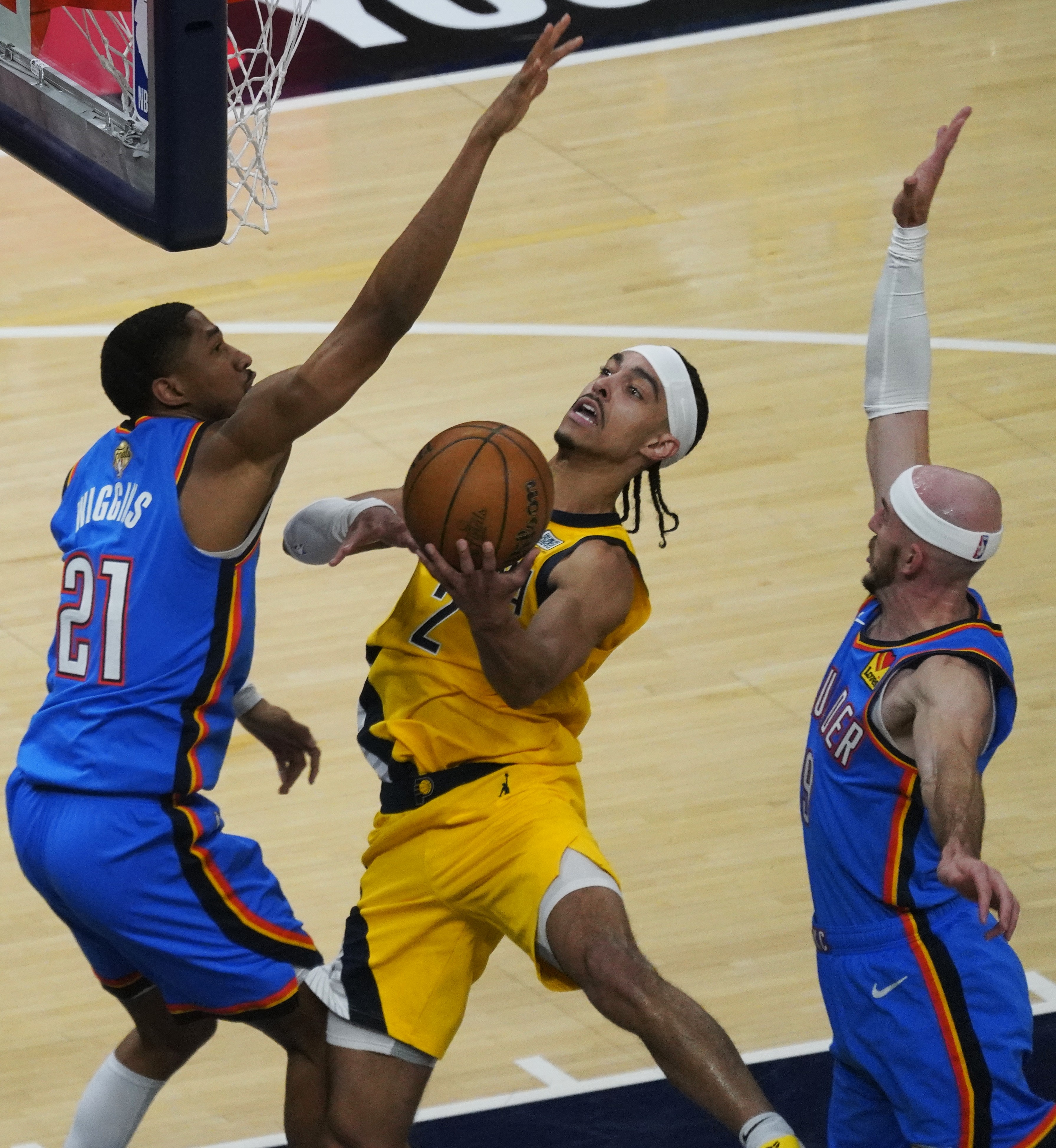 步行者擒下雷霆，萨巴尼斯关键篮板