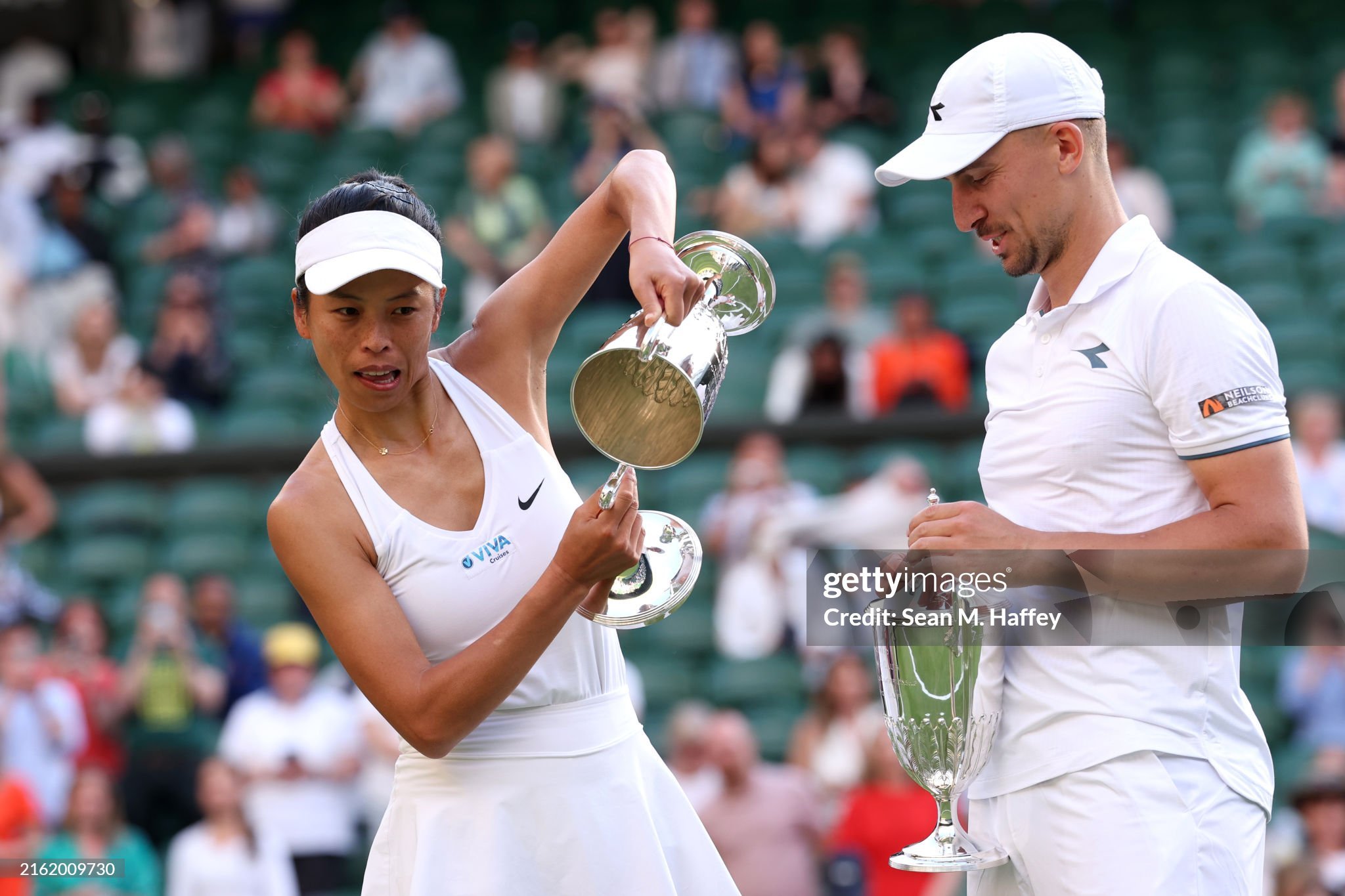 墨西哥奥运羽毛球队员连胜晋级